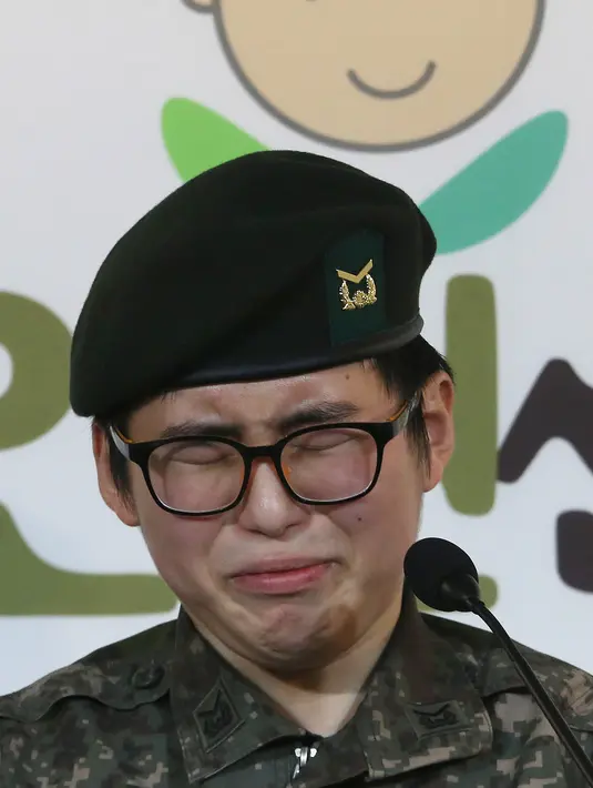 Tentara Korea Selatan Byun Hee-soo menangis saat konferensi pers di Pusat Hak Asasi Manusia Militer di Seoul, Korea Selatan, Rabu (22/1/2020). Keputusan Militer Korea Selatan memberhentikan Byun yang mengganti kelamin menuai kritik keras dari kelompok hak asasi manusia. (AP Photo/Ahn Young-joon)