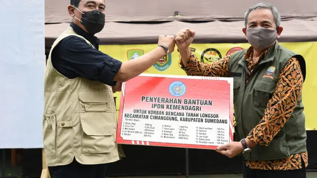 Rektor IPDN Hadi Prabowo menyerahkan bantuan kepada korban longsor di Desa Cihanjuang, Kecamatan Cimanggung, Sumedang
