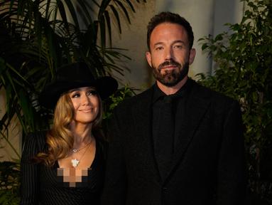 Jennifer Lopez (kiri) dan Ben Affleck tiba untuk menghadiri Ralph Lauren Spring 2023 Fashion Experience di The Huntington, Pasadena, California, Amerika Serikat, 13 Oktober 2022. Jennifer Lopez dan Ben Affleck tampil bersama di karpet merah untuk pertama kalinya sejak menikah pada Juli lalu. (AP Photo/Chris Pizzello)