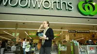Sebuah supermarket di Australia bernama "Woolworths" menerapkan aturan jam belanja khusus bagi para lansia lantaran panic buying yang masih terus berlanjut di sana. (Photo: AFP / PETER PARKS)