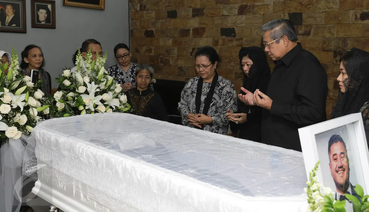 Presiden RI ke 6, Susilo Bambang Yudhoyono memberikan ucapan belasungkawa di rumah duka Mike Mohede di Tangerang Selatan, Banten, Senin (01/08).Sebelumnya Mike Mohede pernah mengisi acara ulang tahun SBY. (Liputan6.com/ Herman Zakharia)