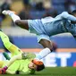 Pemain Lazio, Balde Diao Keita menginjak kepala kiper AS Roma, Wojciech Szczesny saat berebut bola pada laga Derby della Capitale di Olympic Stadium, Roma, Italia, (4/12/2016). AS Roma menang 2-0.  (AFP/Filippo Monteforte)