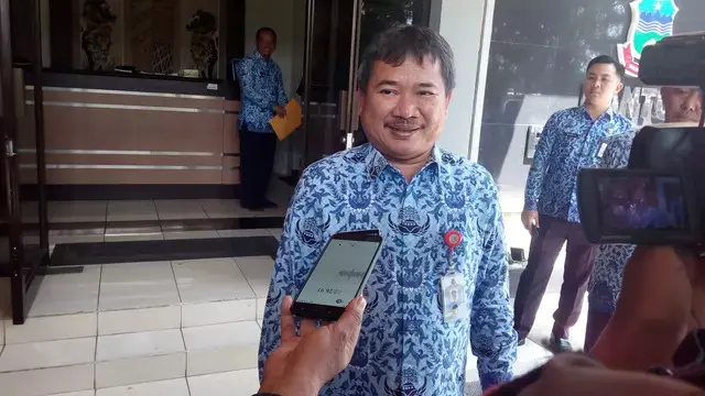 Bupati Garut Rudy Gunawan, memberikan penjelasanya kepada sejumlah wartawan depan Kantor Bupati, selepas apel di lapangan Setda Garut