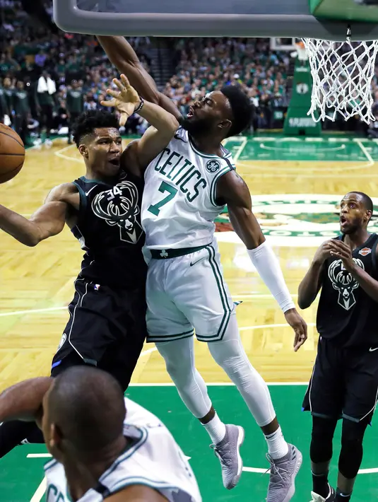 Pemain Boston Celtics, Jaylen Brown (7) melakukan adangan terhadap pemain Milwaukee Bucks,  Giannis Antetokounmpo pada laga playoffs NBA basketball di TD Garden, Boston, (24/4/2018). Celtics menang  92-87. (AP/Charles Krupa)