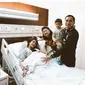 Aliya Rajasa mengenang momen kontraksi sesaat sebelum melahirkan putra keduanya yang ditemani oleh mendiang Ani Yudhoyono. (dok. Instagram @ruby_26/https://www.instagram.com/p/B3B266pgDs7/Putu Elmira)