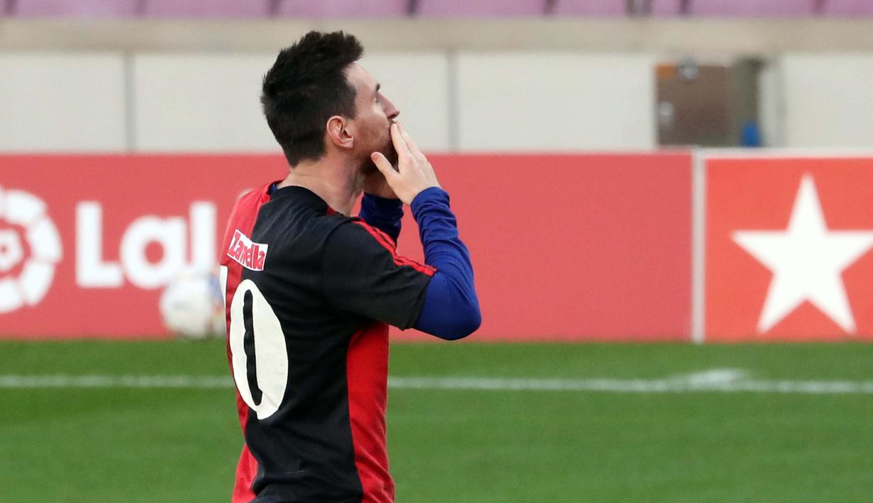 Striker Barcelona, Lionel Messi, menggunakan jersey Newell's Old Boys melakukan selebrasi saat melawan Osasuna pada laga Liga Spanyol di Stadion Camp Nou, Minggu (29/11/2020). Gol tersebut dipersembahkan untuk mendiang Diego Maradona. (AFP/J. Bassa)
