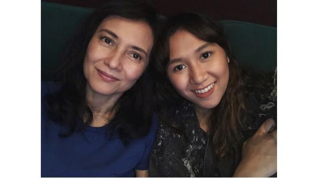 Potret Mayzura saat bersama ibunda, paras rupawannya diturunkan dari sang ibu.