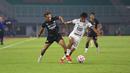 Egy Maulana Vikri berduel dengan Fizka Andika dalam laga pekan ke-22 BRI Liga 1 2024/2025 Dewa United vs Persija Jakarta di Stadion Pakansari, Sabtu (8/2/2025). (Bola.com/Abdul Aziz)