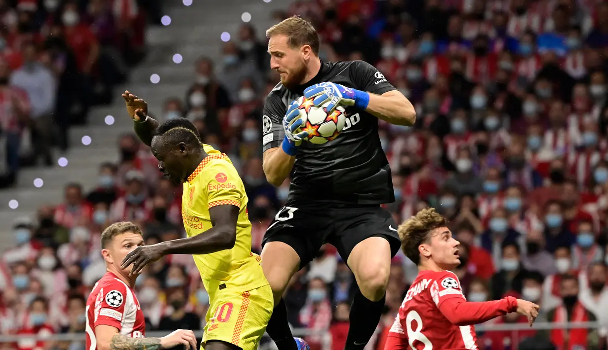 Jan Oblak. Kiper asal Slovenia yang kini memasuki musim ke-8 bersama Atletico Madrid ini memiliki nilai jual senilai 60 juta euro. Penampilan okenya yang membawa Atletico Madrid menjuarai LaLiga musim lalu menjadi bukti nyata ia layak dihargai dengan nilai tersebut. (AFP/Javier Soriano)