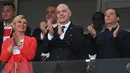 Presiden Kroasia, Kolinda Grabar-Kitarovic bersama Presiden FIFA Gianni Infantino dan Perdana Menteri Rusia, Dmitry Medvedev menyaksikan perempat final Piala Dunia 2018 antara negaranya melawan Rusia di Fisht Stadium, Sabtu (7/7). (AFP/Kirill KUDRYAVTSEV)