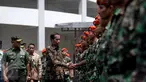 Presiden Joko Widodo memberikan selamat kepada prajurit usai upacara apel di Mabes TNI AD. Jakarta, Senin (7/11). Sebanyak 2.185 prajurit TNI AL, TNI AD dan TNI AU berkumpul mendengar langsung pengarahan dari Presiden. (Liputan6.com/Faizal Fanani)