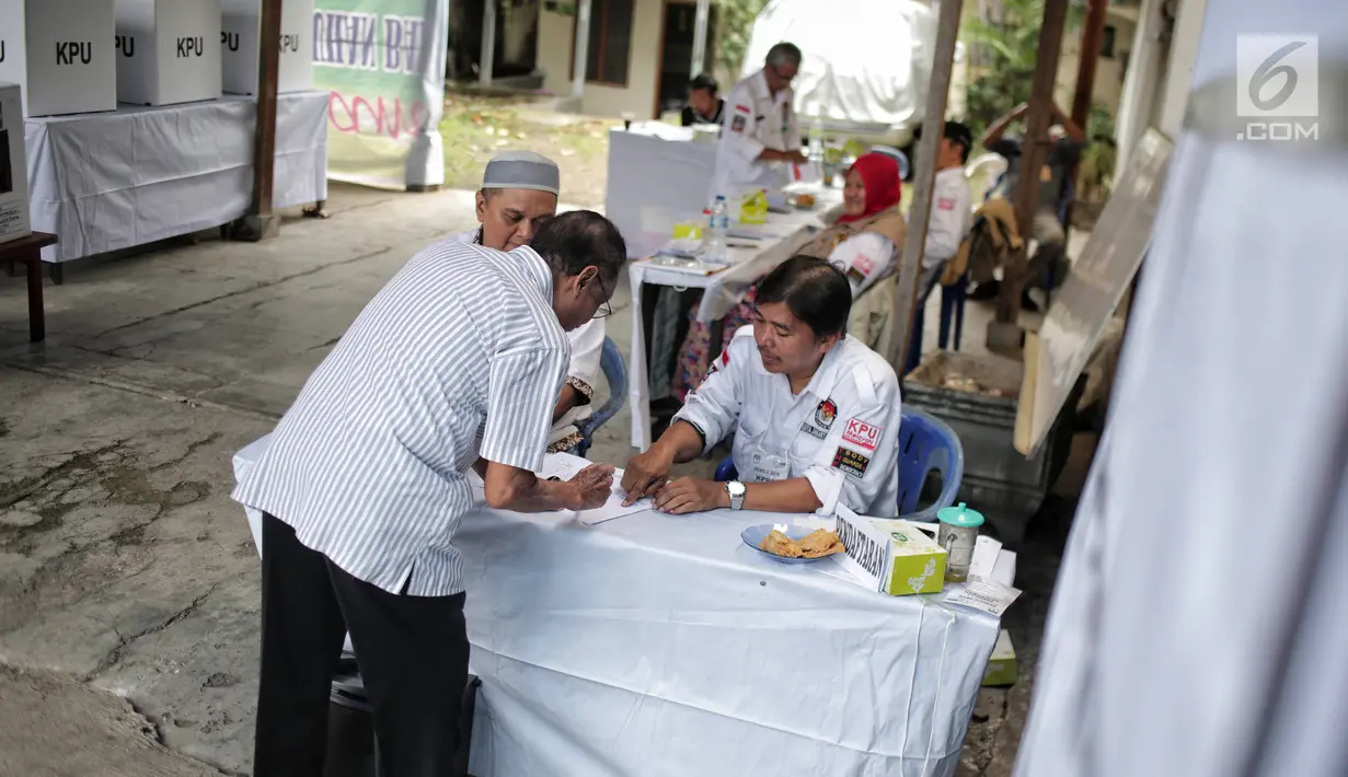 Warga memeriksa namanya sebelum melakukan pencoblosan saat Pemungutan Suara Ulang (PSU) Pemilu 2019 di TPS 064  Rawamangun,  Jakarta Timur, Sabtu (27/4). Pelaksanaan PSU di TPS itu karena banyaknya pemilih yang menggunakan e-KTP tanpa memiliki A5 saat hari pencoblosan. (Liputan6.com/Faizal Fanani)