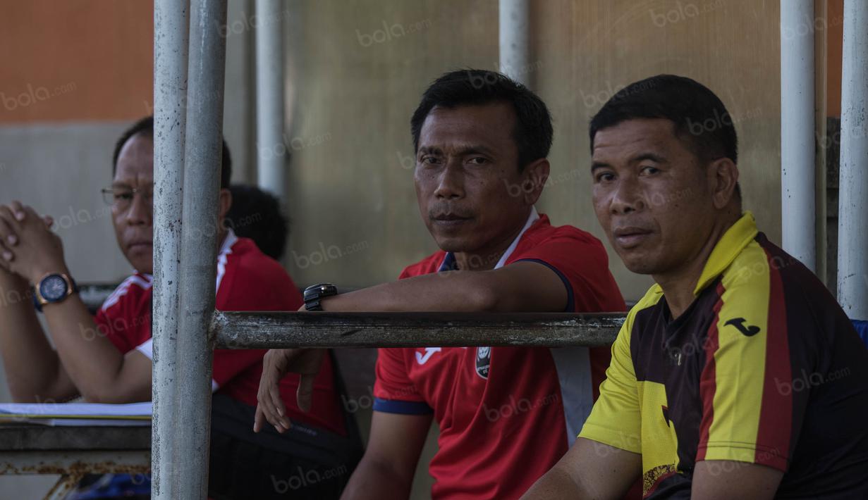 Pelatih Sriwijaya FC, Widodo C Putro, mengamati anak asuhnya saat uji coba melawan Pespa FC. Laskar Wong Kito sudah memastikan lolos dari babak grup dan kemungkinan akan menurunkan pemain cadangan pada laga terakhir. (Bola.com/Vitalis Yogi Trisna)