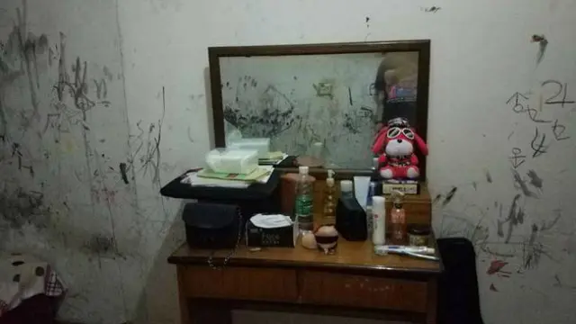 Transformasi kamar kos yang dulunya kumuh menjadi layak untuk ditinggali.