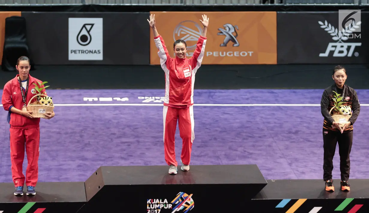 Atlet Timnas Wushu Indonesia Lindswell Kwok berdiri di podium usai menjuarai pertandingan wushu di Kuala Lumpur Convention Centre Hall 5, Kuala Lumpur, Malaysia, Selasa (21/8). Lindswell meraih skor 9,68. (Liputan6.com/Faizal Fanani)