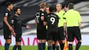 Para pemain Manchester City berdebat dengan Wasit Mike Dean atas gol yang dibatalkan oleh VAR dalam laga lanjutan Liga Inggris pekan ke-9 melawan Totenham Hotspur di Tottenham Hotspur Stadium, London, Minggu (22/11/2020) dini hari WIB. City kalah 0-2 dari Tottenham. (AFP/Clive Rose/Pool)