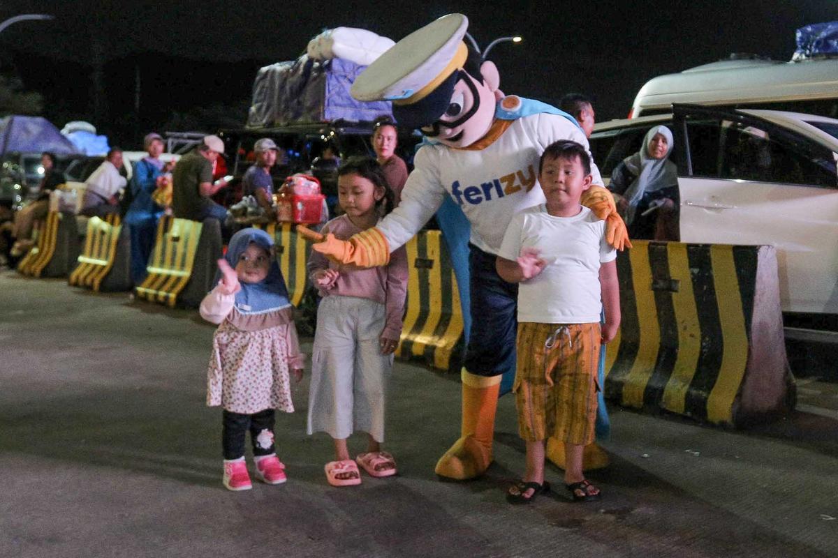 FOTO: Kapten Ferizy Hibur Pemudik di Pelabuhan Merak