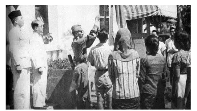 Prosesi pengibaran bendera pusaka pertama saat proklamasi kemerdekaan RI digelar. (Istimewa)