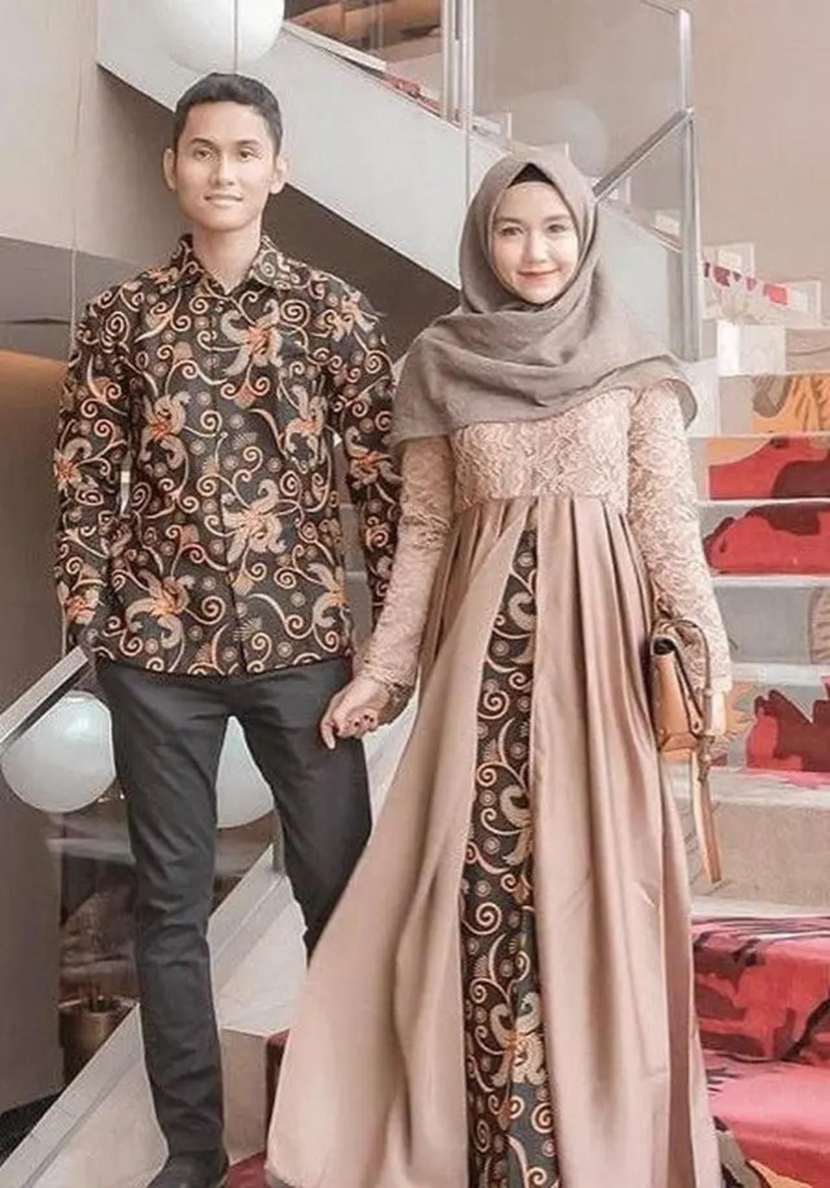 4 Tren Batik Couple Terbaru 2025 untuk Kondangan, Tampil Serasi dan Stylish