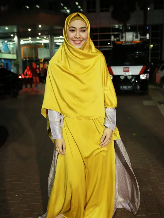 "Ada tiga program tv live, pas sahur, buka puasa dan siang ada juga," tutur Oki Setiana Dewi saat ditemui usai mengisi acara sahur di kawasan Kapten Tendean, Jakarta Selatan, Rabu (8/6/2016). (Deki Prayoga/Bintang.com)