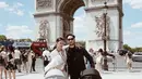 Berpose di depan Louvre, begini serasinya Syahnaz dan Jeje mengenakan outfit monokrom sembari mendorong troli buah hati mereka.