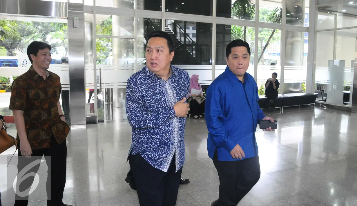 Garibaldi Thohir dan Erick Thohir tiba di KPP Wajib Pajak Besar, Jakarta, Rabu (14/9). Pelaporan tax amnesty untuk mendukung penuh terhadap pemerintah dan sekaligus membayar tebusan sesuai dengan ketentuan yang berlaku. (Liputan6.com/Angga Yuniar)