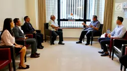 Presiden RI ke-6 Susilo Bambang Yudhoyono (SBY) berbincang dengan mantan PM Timor Leste Xanana Gusmao di NUH Singapura, Minggu (24/2). Xanana memberi semangat kepada SBY dan AHY yang setia mendampingi Ani Yudhoyono. (Liputan6.com/HO/Anung Anandito)