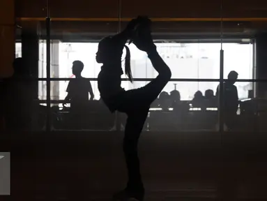 Atlet Ice Skating beraksi di Indonesia Figure Skating National Championship 2016 di Mall Taman Anggrek Jakarta, Kamis (28/4/2016). Kejuaraan ini berlangsung selama dua hari dan melibatkan juri bersertifikasi olimpiade. (Liputan6.com/Helmi Fithriansyah)