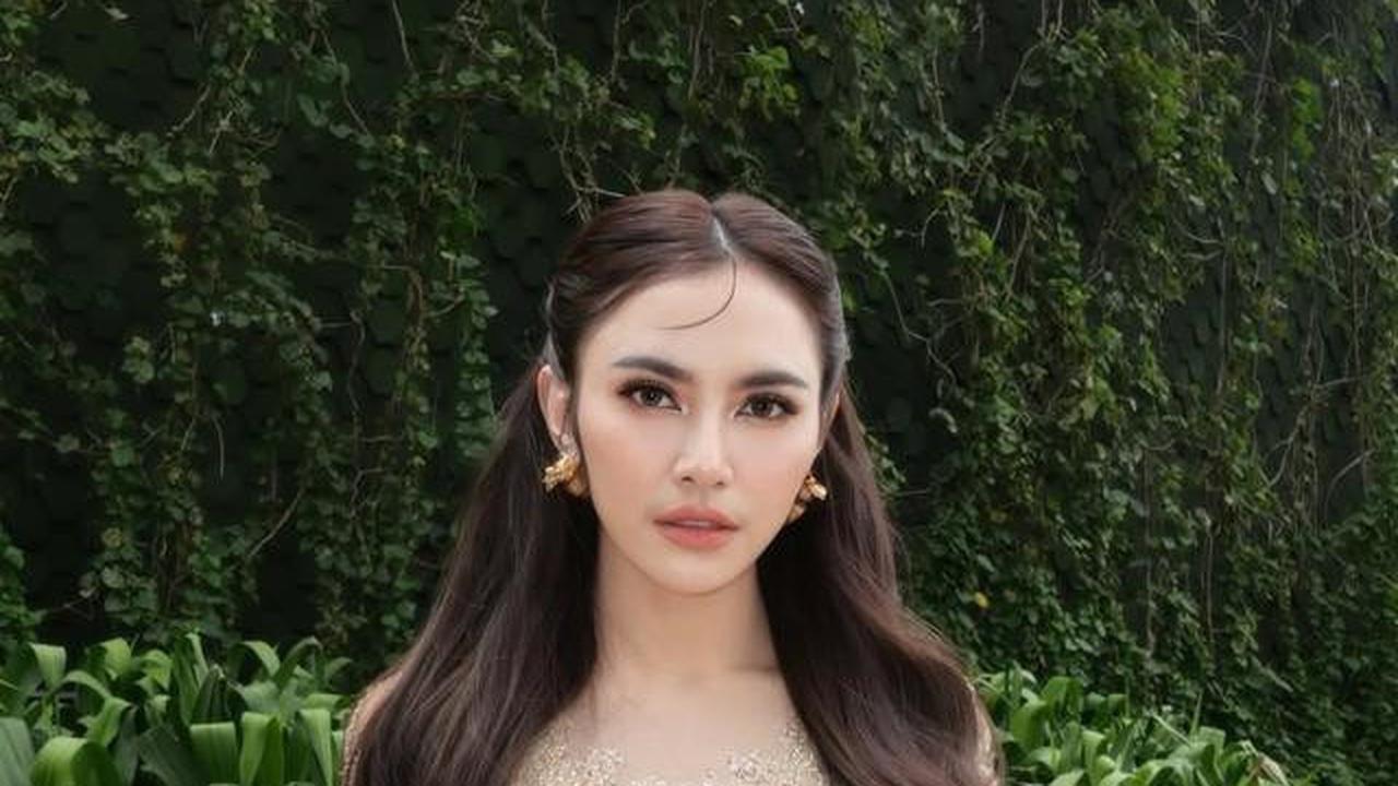 5 Model Kebaya Mahalini di Pernikahan Ranggaz Laksmana, Warna Champagne yang Elegan