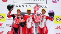 Momen dua pembalap Astra Honda Racing Team, Rheza Danica Ahrens (tengah) dan Herjun Atna Firdaus (paling kanan) naik podium pada ARRC Jepang 2023. (Dokumentasi PT AHM)