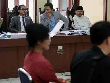 Juru bicara HTI Ismail Yusanto (kanan) bersama kuasa hukum penggugat hadir dalam sidang gugatan di Pengadilan Tata Usaha Negara (PTUN), Jakarta, Kamis (11/1). HTI beralasan doktrin khilafah tidak bertentangan dengan Pancasila. (Liputan6.com/Faizal Fanani)