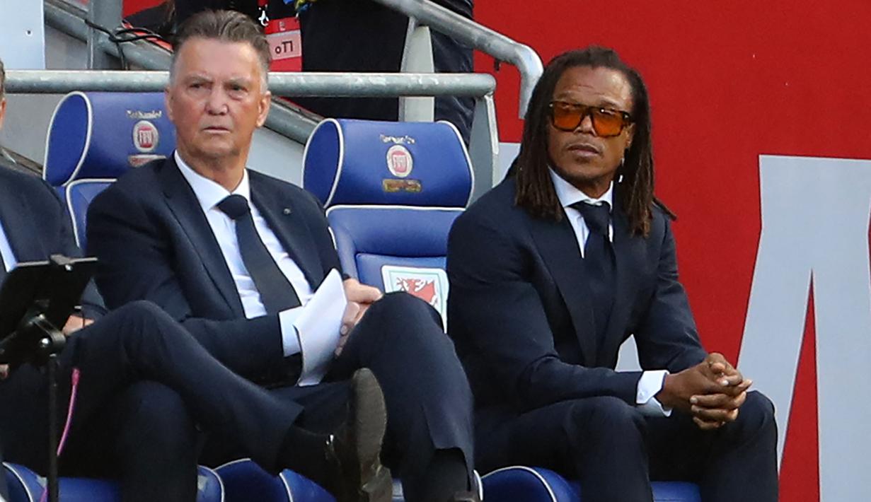 Pelatih Belanda Louis van Gaal (kiri) dan asistennya Edgar Davids menyaksikan pemainnya bertanding melawan Wales selama pertandingan grup A4 UEFA Nations League di stadion Cardiff City di Cardiff, Wales selatan, Kamis (9/6/2022). Belanda menang tipis atas Wales 2-1. (AFP/Geoff Caddick)