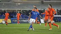 Pemain Italia Lorenzo Pellegrini mencetak gol ke gawang Belanda pada pertandingan UEFA Nations League di Azzurri d'Italia Stadium, Bergamo, Italia, Rabu (14/10/2020). Pertandingan berakhir dengan skor 1-1. (AP Photo/Antonio Calanni)