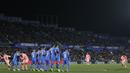 Striker Barcelona, Lionel Messi, melepaskan tendangan bebas ke gawang Getafe pada laga La Liga di Stadion Alfonso Perez, Minggu (6/1). Barcelona menang 2-1 atas Getafe. (AP/Manu Fernandez)
