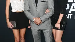 Sylvester Stallone (tengah) berpose dengan dua putrinya, Sistine Stallone (kiri) dan Sophia Stallone saat menghadiri Saint Laurent Fall Collection di Los Angeles, California, Rabu (10/2/2016). (Larry Busacca/Getty Images for SAINT LAURENT)