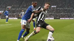 Pemain Everton, Ashley Young, berebut bola dengan pemain Newcastle United, Elliot Anderson, pada laga pekan ke-31 Liga Inggris di St. James' Park, Rabu (3/4/2024). (Owen Humphreys/PA via AP)