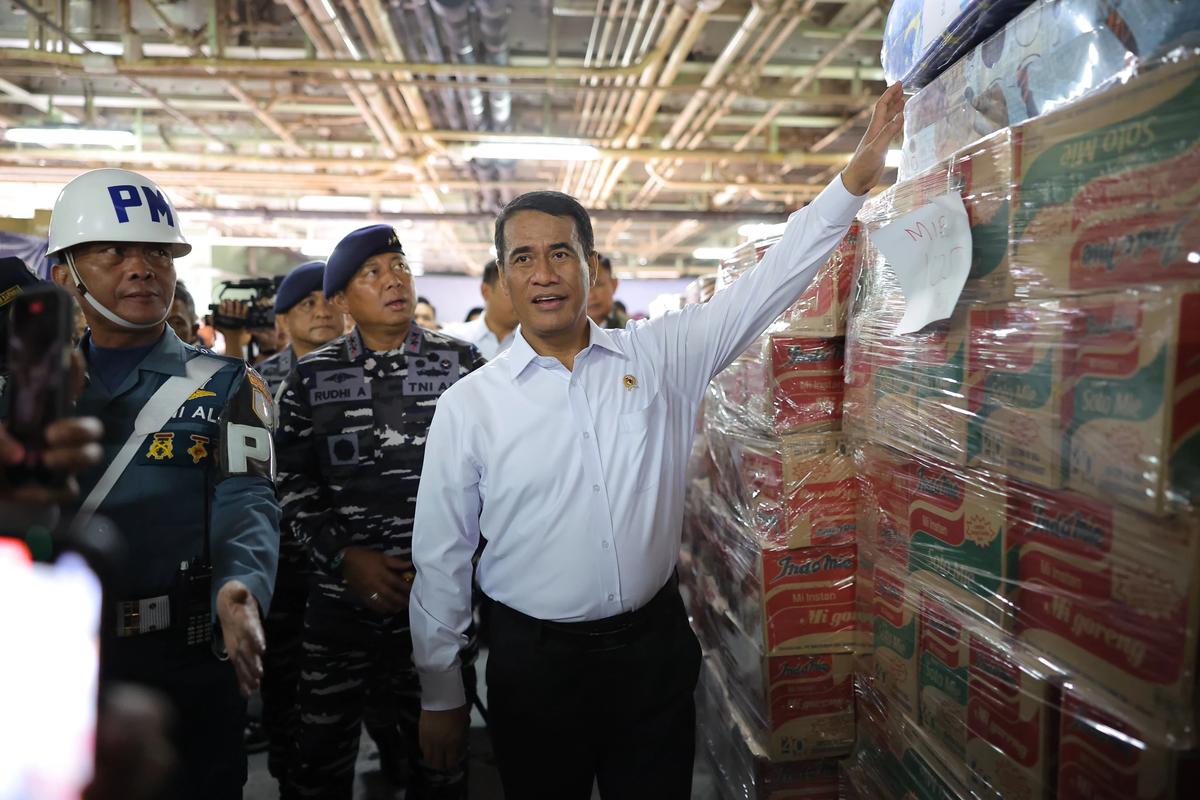 Mentan Amran saat melepas bantuan Kementan Peduli di Dermaga Kolinlamil Pelabuhan Tanjung Priok