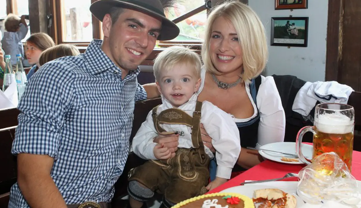 Philipp Lahm bersama istri dan anaknya ikut meramaikan Oktoberfest, Jerman, Minggu (5/10/2014) (AFP PHOTO/ALEXANDRA BEIER)