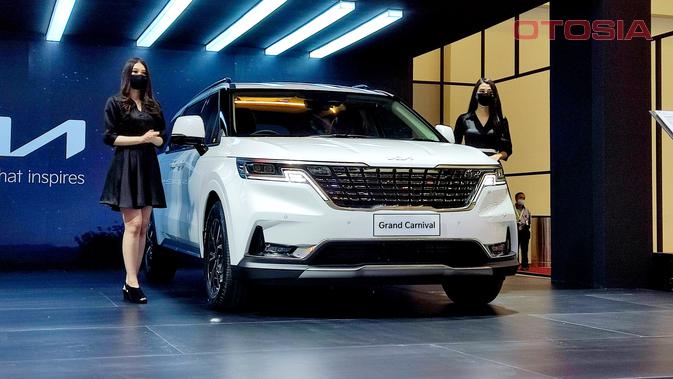 

<p>KIA Grand Carnival debut di GIIAS 2021 (Otosia.com/Arendra Pranayaditya)</p>
<p>“></p>
<p>Sebagai kendaraan di segmen MPV premium, tak heran jika KIA Grand Carnival dibandrol dengan harga selangit.  Namun sepertinya sebanding dengan banyaknya fitur yang ditawarkan KIA Grand Carnival, terutama fitur keselamatan.  Fitur ini sangat penting untuk keselamatan berkendara.</p>
<p>Selain memiliki harga mobil yang selangit, KIA Grand Carnival juga memiliki desain yang sangat mewah untuk dilihat.  Selain itu, MPV sebelas penumpang ini juga dilengkapi dengan segudang fitur modern untuk memanjakan penumpang dan menghilangkan rasa bosan selama perjalanan.</p>
<div style=