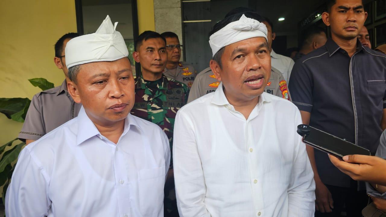 Gubernur Jawa Barat Dedi Mulyadi bersama Wali Kota Depok Supian Suri mendatangi Polres Metro Depok. (Liputan6.com/Dicky Agung Prihanto)