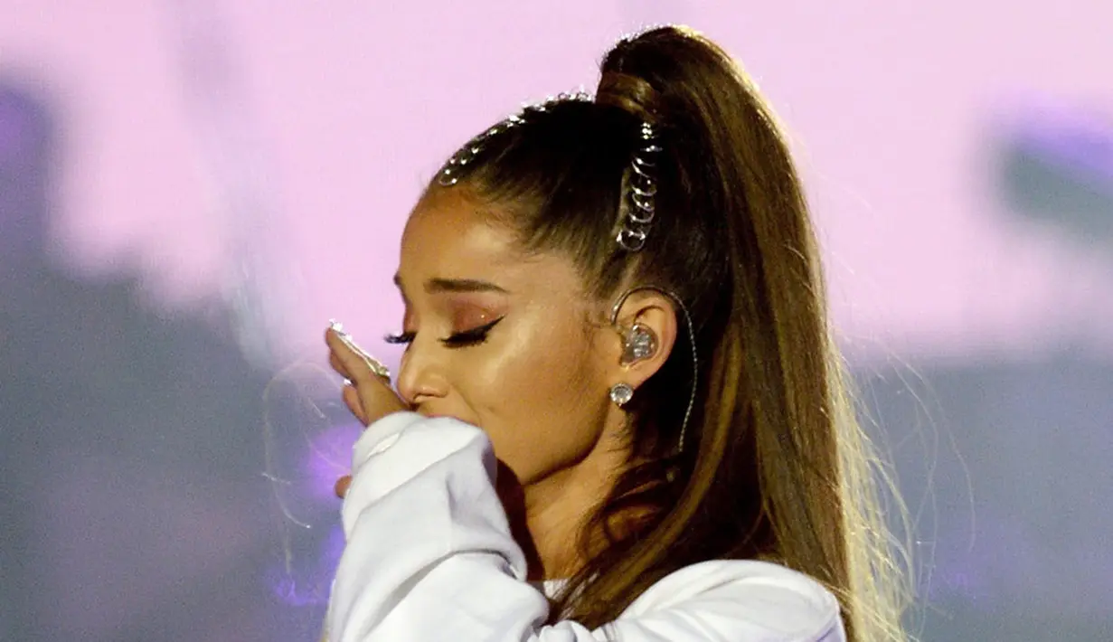 Ledakan bom yang terjadi di konsernya beberapa minggu lalu membuat Ariana Grande kembali datang ke sana dan menunaikan janjinya juga. Menggelar konser amal yang bertajuk ‘One Love Manchester’, untuk membantu para koban. (APexchange/Bintang.com)