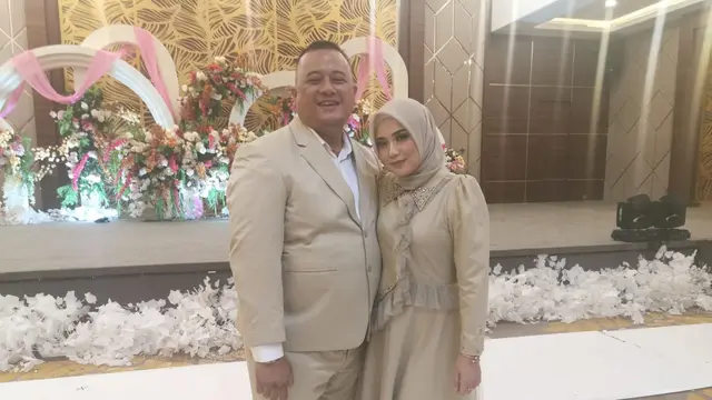 Pasangan Ferra Agustina dan Tony Houston merayakan ultah pernikahan ke-19.