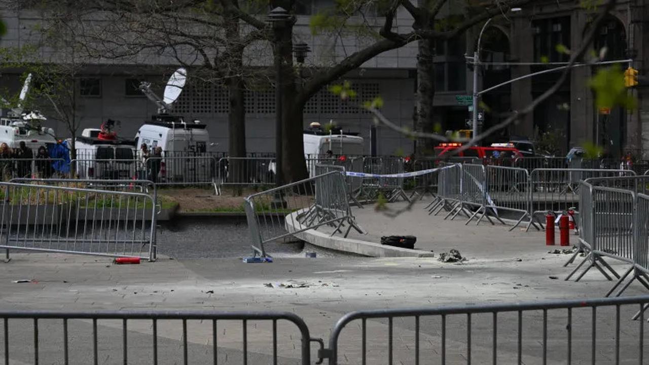Lokasi seorang pria membakar dirinya di luar persidangan Donald Trump di New York City. [Angela Weiss/AFP]