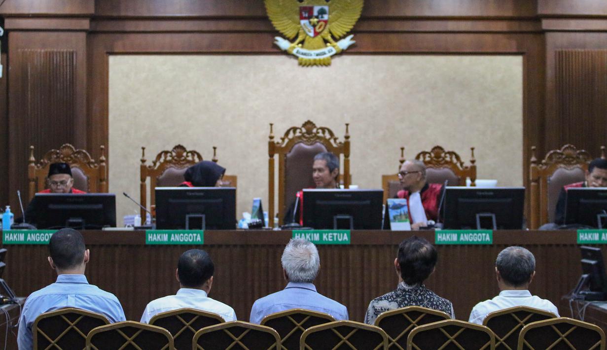 Dalam persidangan, Jaksa Penuntut Umum (JPU) menyatakan Toto Nugroho, Hasto Wibowo, Dwi Sudarsono, Arief Sukmara, dan Indra Putra terbukti secara sah dan meyakinkan melakukan tindak pidana korupsi secara bersama-sama. Tampak dalam foto, lima terdakwa kasus dugaan korupsi tata kelola minyak mentah dan produk kilang pada PT Pertamina Subholding dan Kontraktor Kontrak Kerja Sama (KKKS) tahun 2018-2023 saat menjalani sidang tuntutan di Pengadilan Tindak Pidana Korupsi (Tipikor), Jakarta, Rabu (22/4/2026). (merdeka.com/Arie Basuki)