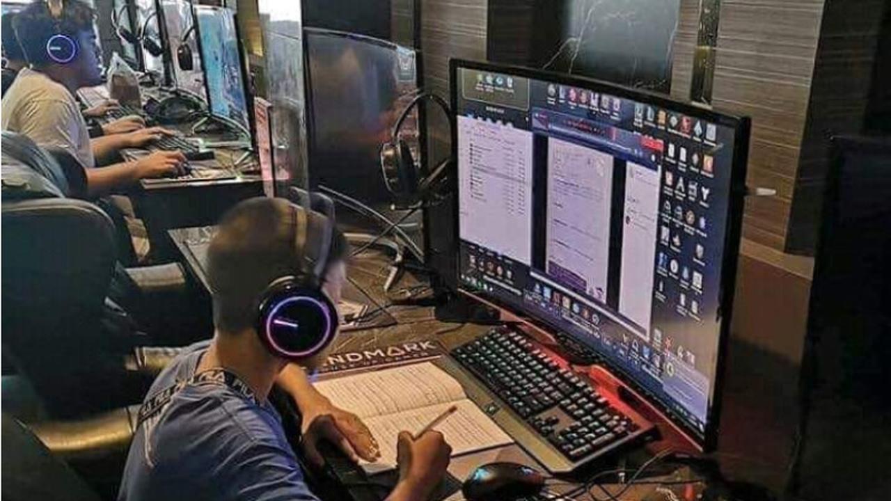 7 Potret Kocak Orang Numpang Belajar di Mana Aja