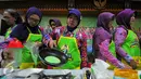 Ibu-ibu tampak antusias mengikuti lomba memasak kue tradisional di Kecamatan Makassar, Jakarta, Selasa (24/5). Gulaku gelar Jajanan Manis sebagai bentuk kepedulian terhadap pelestarian makanan tradisional. (Liputan6.com/Yoppy Renato)