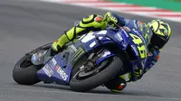 Pembalap Movistar Yamaha, Valentino Rossi saat beraksi pada MotoGP San Marino 2018. (Tiziana FABI / AFP)