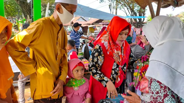 Warga Palembang Abaikan Aturan PSBB Demi Jalani Ziarah Kubur Saat Lebaran
