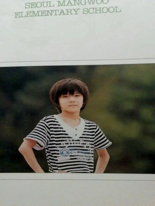 Saat menginjak Sekolah Dasar, ketampanan Sehun makin terlihat. Ia memiliki rambut gondrong dan berponi serta sepasang mata yang eye smile. (Soompi/Bintang.com)