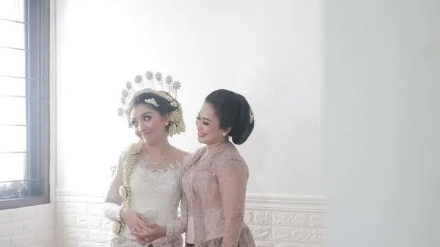 Feni Rose di pernikahan putrinya. ( Amorphoto via Instagram @fenirose)